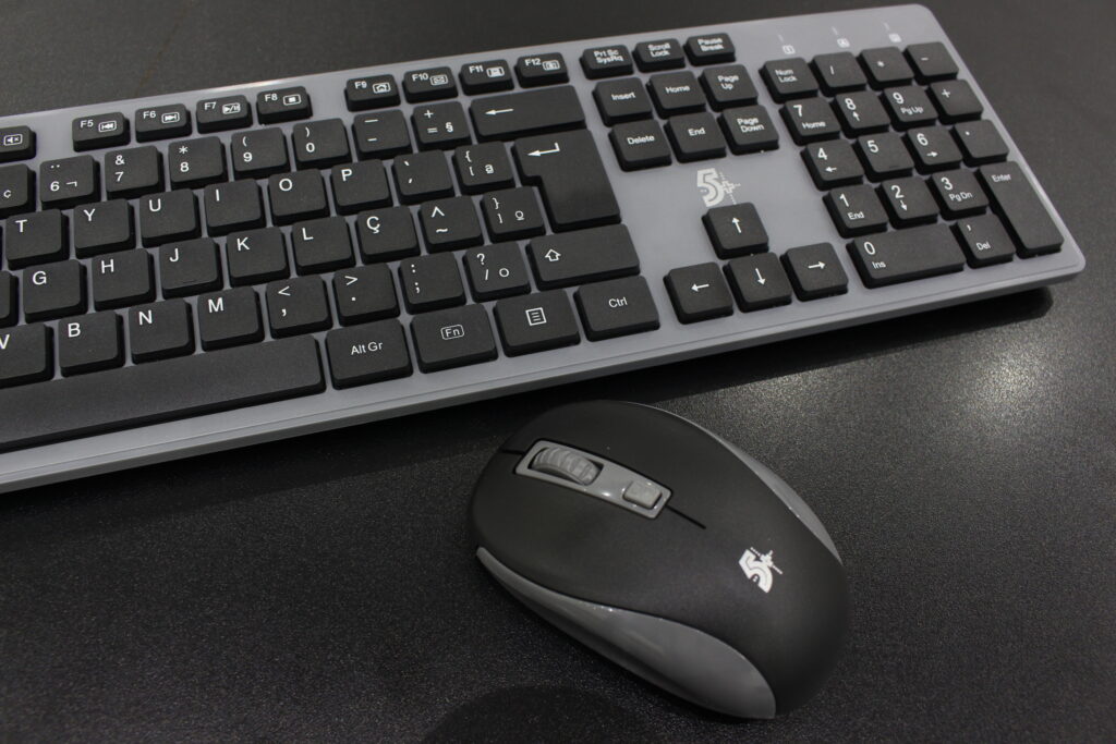 Mouse e teclado sem fio com conexão USB